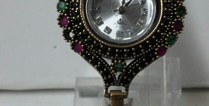 Серебряные часы наручные со специальным инкрустацией